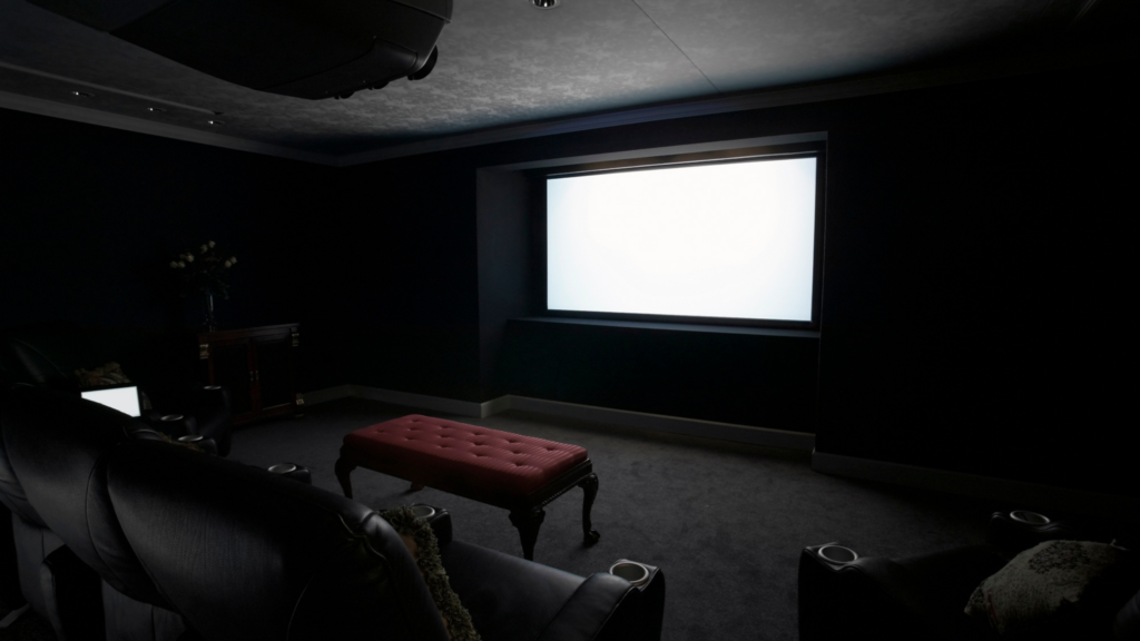 Home cinema privativo com tela de projeção, projetor e poltronas