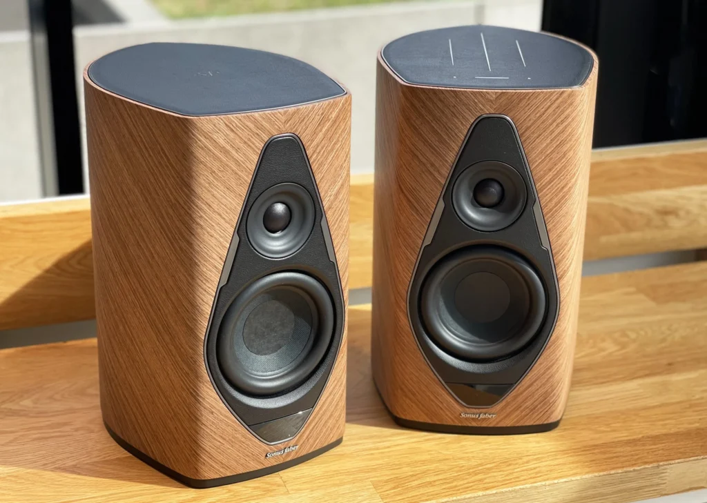 Par de caixas acústicas Sonus Faber com acabamento em madeira