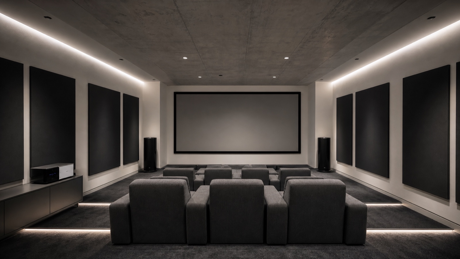 Sala de cinema privativo NEXTTHOUSE calibrada com processamento Trinnov, tratamento acústico e iluminação cênica de alto padrão.