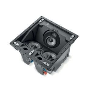 Focal 1000 ICLCR5 sem a grelha: corpo quadrado com dois graves W, plataforma orientável de médio e agudo e travas brancas.