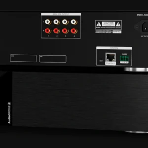 Controlador multiroom Absolute AudioBRIDGE 4, em preto: painel traseiro com as entradas de fonte, os três conectores de zona amplificada e a etiqueta NDS-AB4, o painel frontal com quatro LEDs de zona, e o aplicativo AudioBRIDGE num celular ao lado.