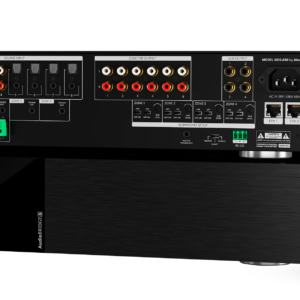 Controlador multiroom Absolute AudioBRIDGE 6, em preto: painel traseiro com as entradas de fonte, as saídas de zona e a etiqueta NDS-AB6, o painel frontal com 6 LEDs de zona, e o aplicativo AudioBRIDGE num celular ao lado.