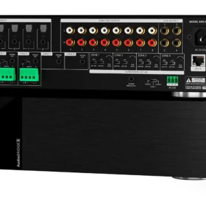 Controlador multiroom Absolute AudioBRIDGE 8, em preto: painel traseiro com as entradas de fonte, as saídas de zona e a etiqueta NDS-AB8, o painel frontal com 8 LEDs de zona, e o aplicativo AudioBRIDGE num celular ao lado.