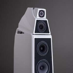 Wilson Audio Alexia V em acabamento perolado claro, sem telas, mostrando tweeter, médio e dois woofers