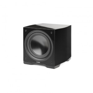 Subwoofer Defiance S10 da Paradigm em acabamento preto, vista frontal em três quartos com a grade instalada.