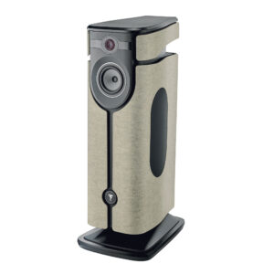 Coluna ativa sem fio Focal Diva Mezza Utopia em Ivory Felt com topo e base preto brilhante, vista 3/4, fundo branco