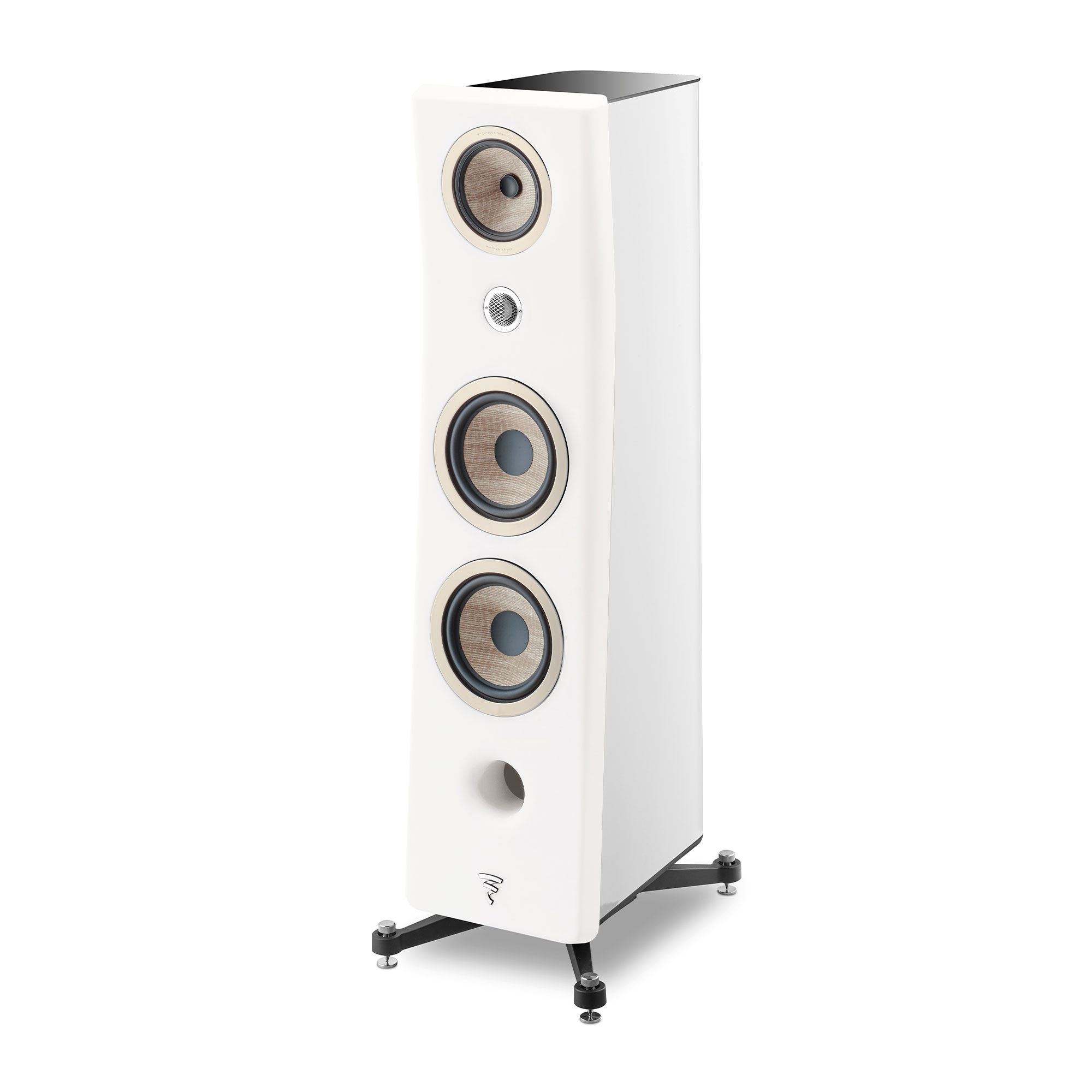 Coluna Focal Kanta N°3 em White High Gloss com frente White Mat, três cones Flax à vista, vista 3/4, fundo branco