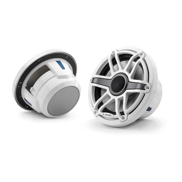 Par de alto-falantes coaxiais JL Audio M6-770X com grelha esportiva branca, de frente e de perfil