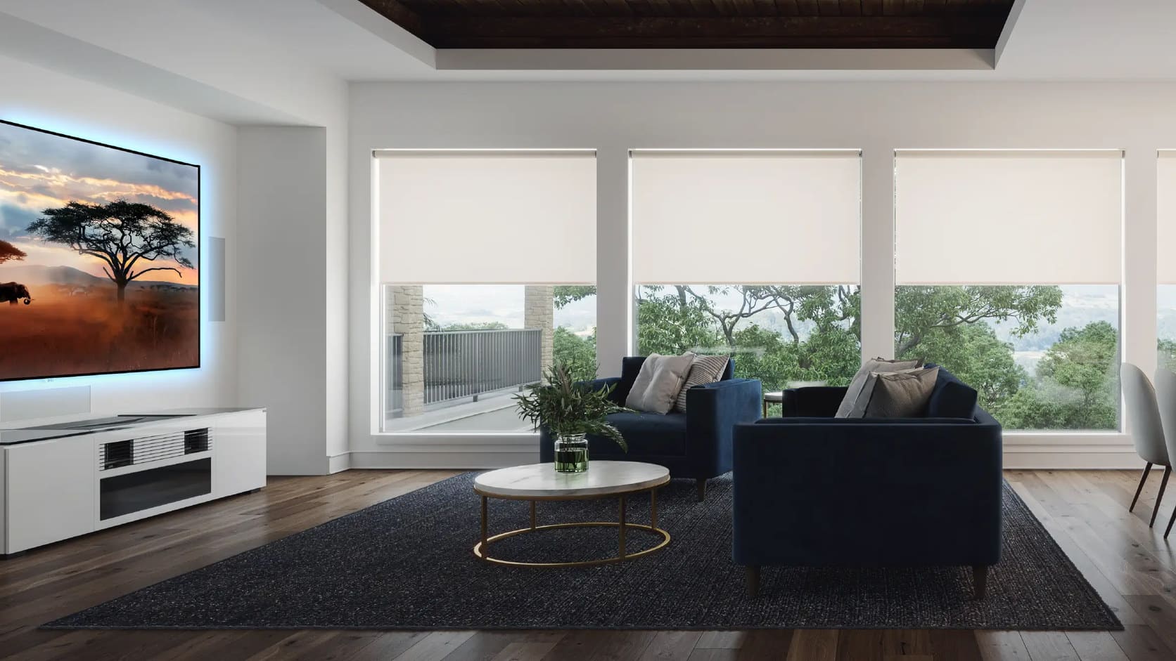 Sala de estar com tela de projeção Screen Innovations fixa na parede e iluminação de fundo azul, rack branco embaixo e persianas rolô claras nas janelas
