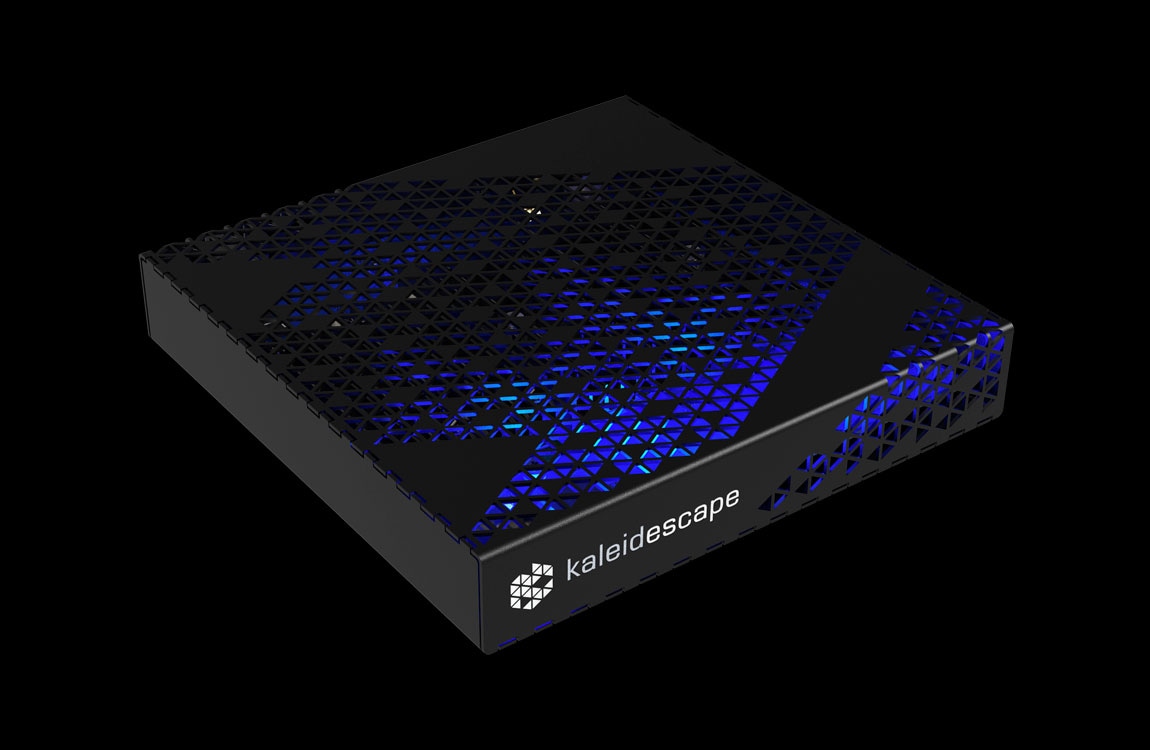 Servidor Kaleidescape Mini Terra Prime, chassi preto de aço perfurado com iluminação azul, visto em três quartos