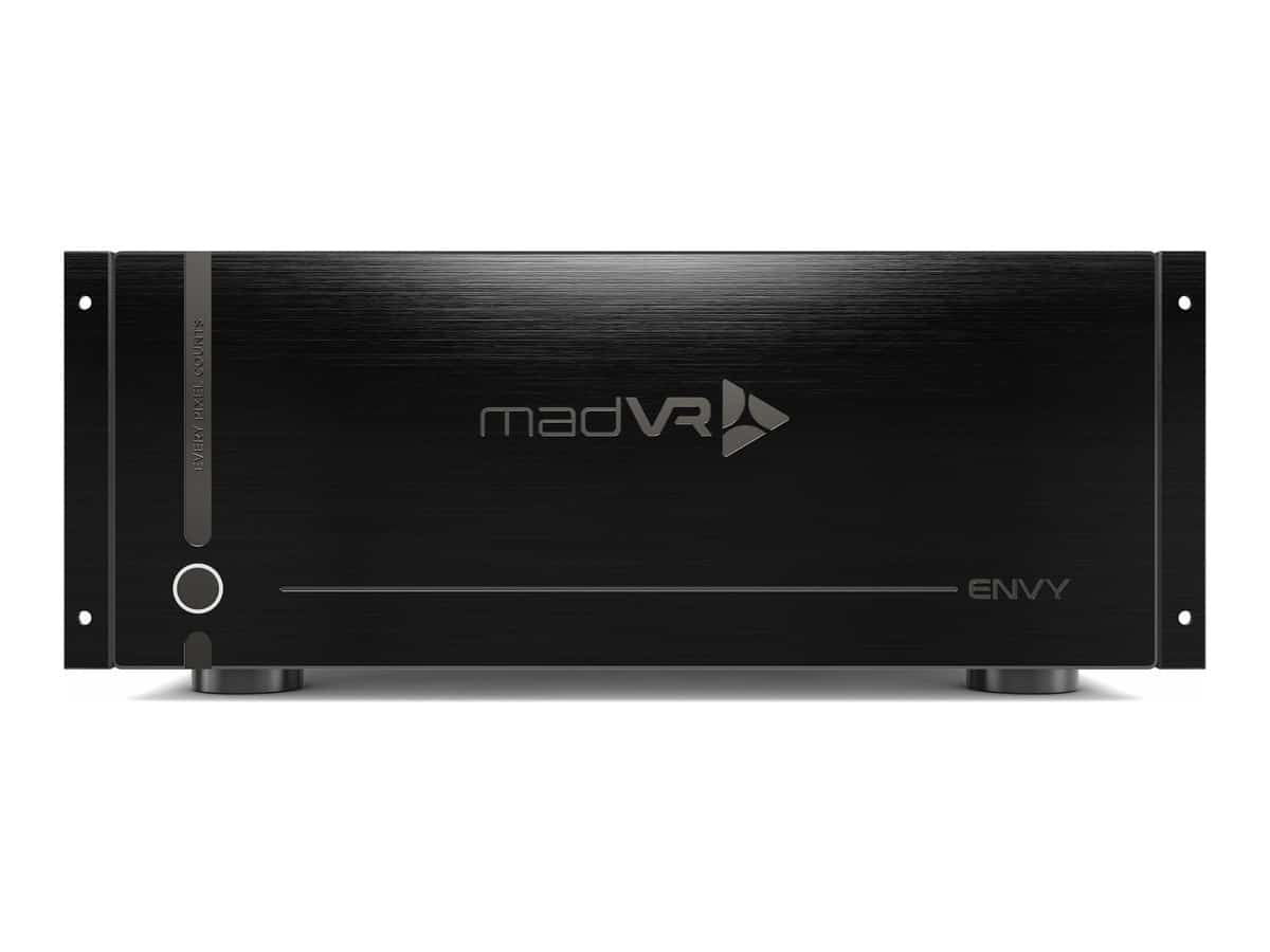 Processador de vídeo madVR Envy Extreme MK2 visto de frente, gabinete preto de alumínio escovado com orelhas de rack, botão circular à esquerda e logotipo madVR ao centro