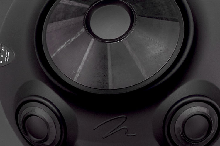 Detalhe frontal da caixa de embutir de teto Sistine 4XC, sem grade, mostrando woofer e transdutores menores.