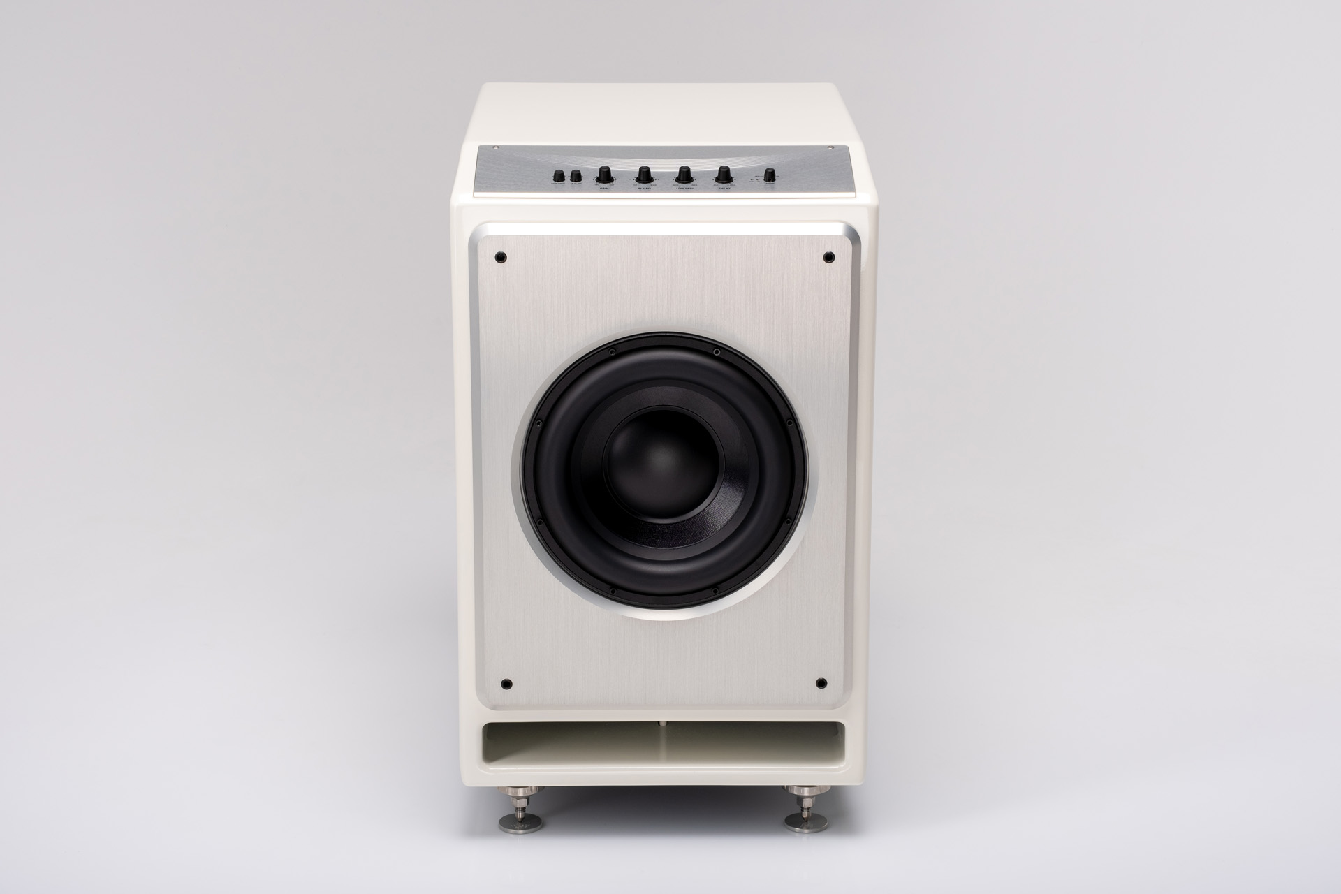 Wilson Audio Submerge em acabamento marfim, sem tela, com o alto-falante de 12 polegadas e o painel de controles no topo