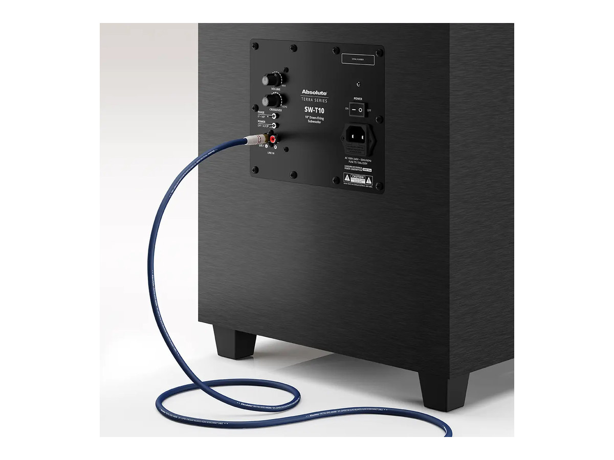 Subwoofer ativo Absolute Terra SW-T10 visto por trás, com o painel do amplificador e o cabo de sinal conectado